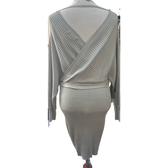 Love Tree NWOT. Sage textured deep V-neck front and back.Waist tie, size Medium. - Picture 8 of 12